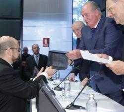 Su Majestad el Rey Don Juan Carlos entrega el Premio Rodrigo Uría Merúendano de Derecho del Arte a Antoni Rubí