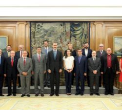 Sus Majestades los Reyes junto a la comisión permanente de la Federación de Entidades Religiosas Evangélicas de España - FEREDE