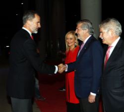 Su Majestad el Rey recibe el saludo del ministro de Educación Cultura y Deporte, en presencia de la presidenta de la Comunidad de Madrid, y de los min