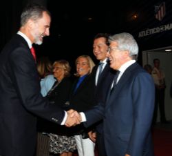 Su Majestad el Rey recibe el saludo del presidente del Club Atlético de Madrid, Enrique Cerezo, a su llegada al estadio