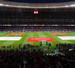 Vista general del campo con el despliege de mosaicos con los cuatro estadios en los que ha jugado el Club Atlético de Madrid desde su fundación