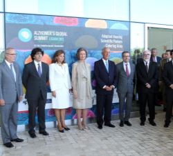 Su Majestad la Reina Doña Sofía junto a las autoridades y miembros del patronato de la Fundación Champalimaud