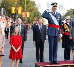 Sus Majestades los Reyes, Su Alteza Real la Princesa de Asturias y Su Alteza Real la Infanta Doña Sofía, durante la interpretación del Himno Nacional