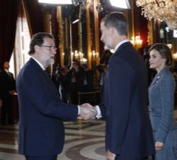 Su Majestad el Rey recibe el saludo del presidente del Gobierno, Mariano Rajoy, en la recepción con motivo de la Fiesta Nacional