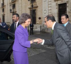 Su Majestad la Reina Doña Sofía recibe el saludo del rector magnífico de la Universidad de Sevilla, Miguel Ángel Castro