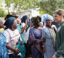 Su Majestad la Reina junto a unas mujeres que se congregaban a su llegada a la Facultad de Medicina de Ziguinchor