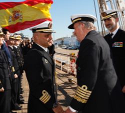 Su Majestad el Rey Don Juan Carlos en presencia de Don Felipe, conversa con el comandante del Buque Escuela, capitán de navío Ignacio Paz, antiguo Ayu