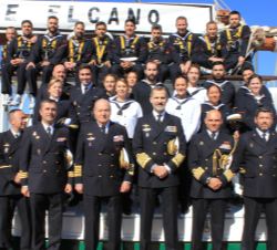 Su Majestad el Rey y Su Majestad el Rey Don Juan Carlos con la tripulación del Buque Escuela "Juan Sebastián de Elcano"