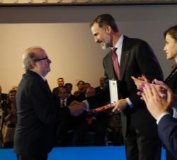 Su Majestad el Rey entrega la medalla al editor Manuel Borrás Arana