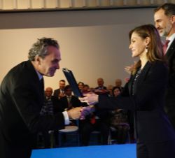 Doña Letizia entrega la medalla al actor José Coronado García