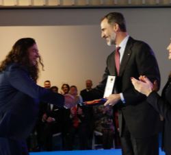 Su Majestad el Rey entrega la medalla al guitarrista flamenco, José Fernández Torres "Tomatito"
