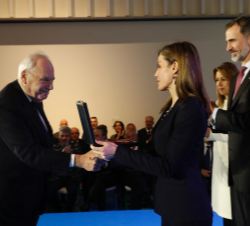 Su Majestad la Reina entrega la medalla a la Fundación Duques de Soria de Ciencia y Cultura Hispánica que recoge Rafael Benjumea como presidente de la