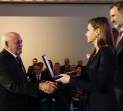 Doña Letizia entrega a José Luis Iranzo, hijo, la medalla concedida a título póstumo al cantante de jota, José Iranzo Bielsa "Pastor de Andorra&q