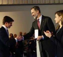 Don Felipe entrega la medalla al torero, Julián López Escobar “El Juli”