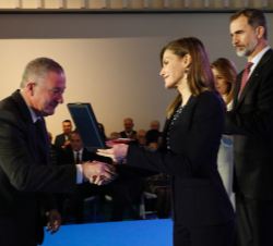 Su Majestad la Reina entrega la medalla a Miguel Martín, director del Festival de Jazz de San Sebastián