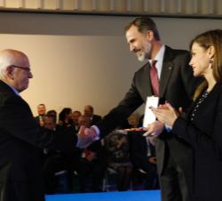Su Majestad el Rey entrega la medalla al diseñador industrial, Miquel Milà i Sagnier