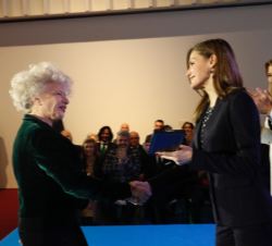 Su Majestad la Reina entrega la medalla a la actriz y directora teatral, Magüi Mira Franco