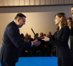 Doña Letizia entrega la medalla al Orfeón Pamplonés, recoge el premio Daniel Sánchez Riveros, presidente del Orfeón de Pamplona