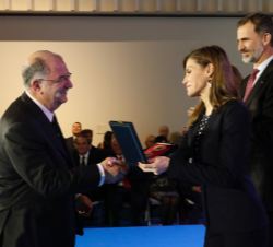 Doña Letizia entrega la medalla al cocinero, Pedro Subijana Reza