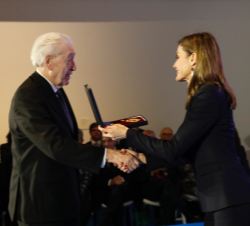 Doña Letizia entrega la medalla al editor y promotor cultural, Leopoldo Zugaza Fernández