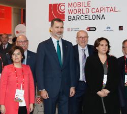 Su Majestad el Rey, en el área de Barcelona Mobile World Capital, junto a las personalidades que le acompañaban.