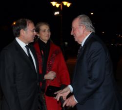 Don Juan Carlos recibe el saludo del presidente del Senado, Pío García-Escudero.