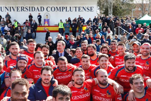 Don Felipe junto a los integrantes del equipo de rugby XV de España, una vez finalizado el partido
