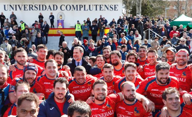 Don Felipe junto a los integrantes del equipo de rugby XV de España, una vez finalizado el partido
