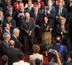 Don Juan Carlos en el momento en que hace su entrada en la sede del Congreso Nacional el Presidente electo, Sebastián Piñera