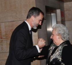 Su Majestad el Rey recibe el saludo de Su Alteza Real la Infanta Doña Pilar, Miembro del Comité Olímpico Internacional y del consejo de honor del COE