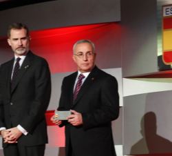 Don Felipe junto al presidente del Comité Olímpico Español, Alejandro Blanco, antes de la entrega de premios