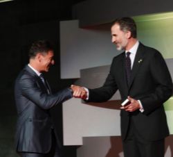 Don Felipe entrega el premio a Alfonso Pérez Muñoz, Medalla de Oro Olímpica en Fútbol
