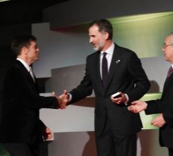 Su Majestad el Rey entrega el galardón a Roberto Solozábal, Medalla de Oro Olímpica en Fútbol