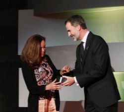 Don Felipe entrega el premio a Mercedes Coghen, Medalla de Oro Olímpica en Hockey sobre hierba