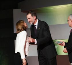 Su Majestad el Rey entrega el galardón a Virginia Ramírez, Medalla de Oro Olímpica en Hockey sobre hierba