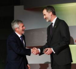 Don Felipe entrega el premio a Martín López-Zubero, Medalla de Oro Olímpica en Natación (200 metros espalda), recoge el galardón: Fernando Carpena, pr