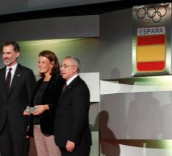 Don Felipe entrega el premio a Patricia Guerra, Medalla de Oro Olímpica en Vela (clase 470)