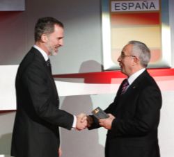 El presidente del Comité Olímpico Español, Alejandro Blanco, entrega uno de los premios a Su Majestad el Rey