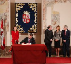 Don Felipe durante la firma solemne de un documento conmemorativo del evento