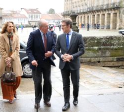 Su Majestad el Rey Don Juan Carlos, junto a Su Alteza Real la Infanta Doña Elena, durante su llegada al Hostal de los Reyes Católicos-Parador de Santi