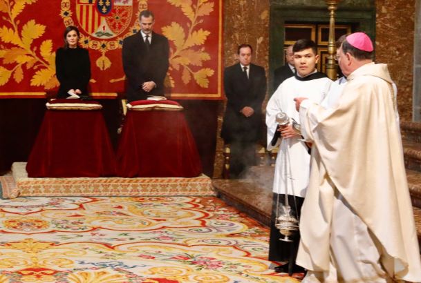 Sus Majestades los Reyes durante la celebración de la misa conmemorativa del XXV aniversario del fallecimiento del Conde de Barcelona