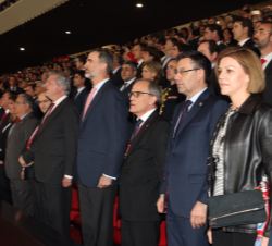 Su Majestad el Rey acompañado por las autoridades asistentes, durante la interpretación del Himno Nacional