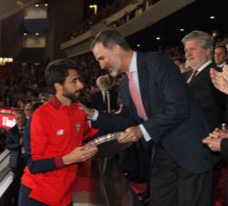 Su Majestad el Rey entrega el trofeo de finalista al capitán del Sevilla FC, Nico Pareja