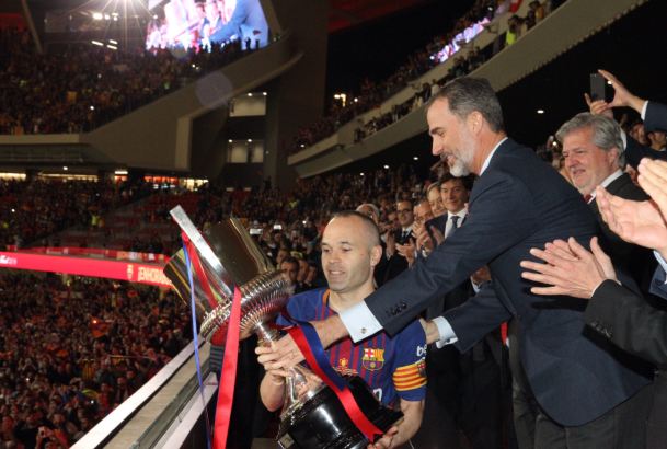Su Majestad el Rey entrega la copa de campeón al capitán del FC Barcelona, Andrés Iniesta