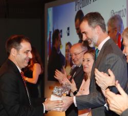 Don Felipe entrega el galardón a Juan Roberto Mascardi Vigani