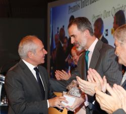 Don Felipe entrega el galardón a Antonio Caño, en representación de El País