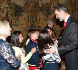 Su Majestad el Rey conversa con los niños del CEIP Carmen Iglesias de Tres Cantos