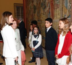 Su Majestad la Reina conversa con los niños del CEIP Carmen Iglesias de Tres Cantos