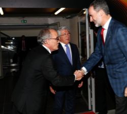 Don Felipe es saludado por el presidente de la Comisión Gestora de la Federación Española de Fútbol, Marcelino Maté