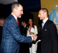 Don Felipe recibe el saludo del presidente de la UEFA, Aleksander Ceferin